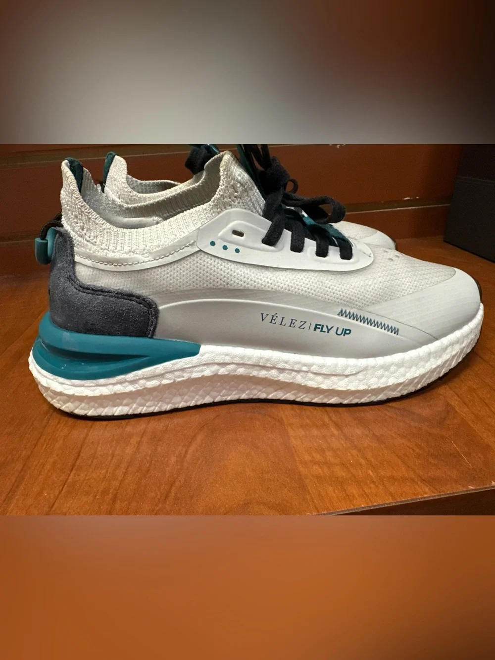 Vélez Fly Up Women’s Sneakers Size 7.5 White Teal Athletic Shoes